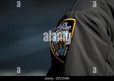 New York City nel novembre 2019, NYPD patch shield manica su un ufficiale di polizia a Manhattan. Foto Stock