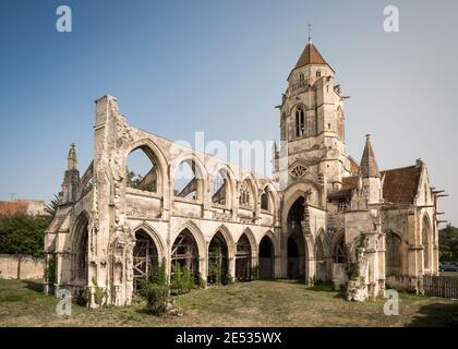 Resti di un'antica e abbandonata cattedrale gotica a nord francia Foto Stock