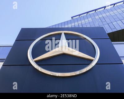 Cartello Mercedes Benz sulle finestre di un concessionario locale. Foto Stock