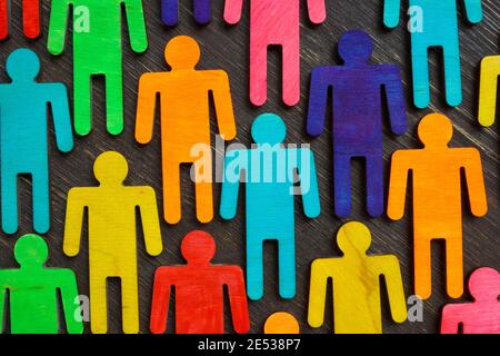 Figure con colori diversi come simbolo di inclusione e diversità. Foto Stock
