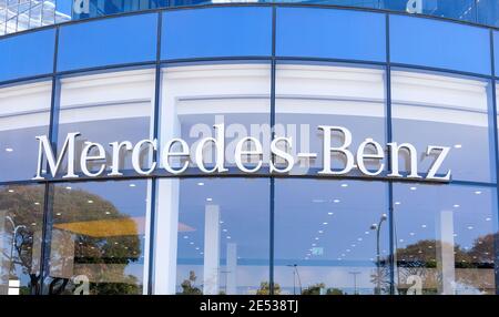 Cartello Mercedes Benz sulle finestre di un concessionario locale. Foto Stock