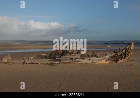 Resti di una barca naufragata in legno sulla spiaggia a Low Tide a Crow Point da Braunton Burrows sulla costa settentrionale a Devon, Inghilterra, Regno Unito Foto Stock