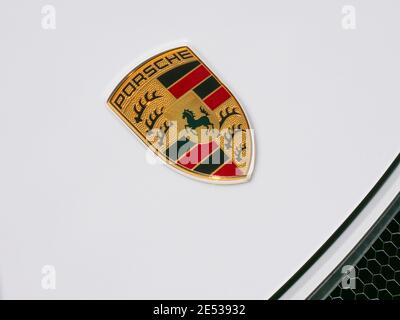 Emblema Porsche e griglia frontale su vernice bianca classica. Foto Stock