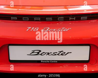 Bright Orange Porsche 718 Boxter posteriore con emblemi. Foto Stock