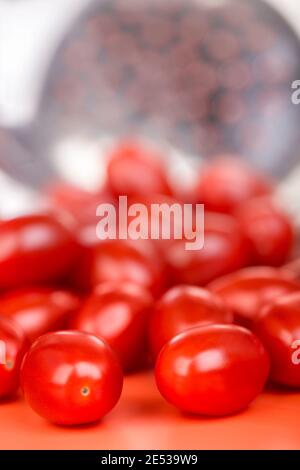 Piccoli pomodori in metallo naturale dello sfondo. Foto Stock