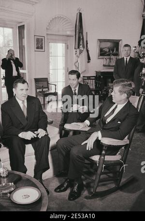 Andrei Gromyko, ministro degli Affari Esteri sovietico e presidente John F. Kennedy, ha preso parte all'Ufficio ovale della Casa Bianca durante un incontro. STATI UNITI. O Foto Stock