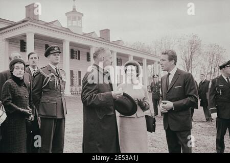 La Principessa Margaret (al centro) e Lord Snowdon (sulla destra) visitano il Monte Vernon e visitano la tomba di John F. Kennedy. STATI UNITI. 16 novembre 1965 Foto Stock
