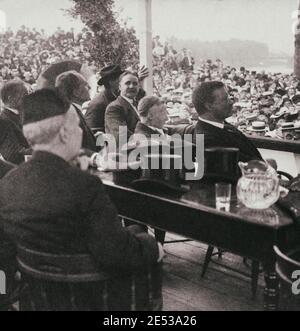 Il presidente Theodore Roosevelt e 80,000 minatori ascoltano il presidente dell'Unione John Mitchell, Wilkes-barre, Pennsylvania, USA. 1905 Foto Stock