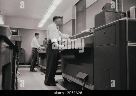 Foto d'archivio del Federal Reserve System; impiegati. STATI UNITI. 8 febbraio 1957 Foto Stock