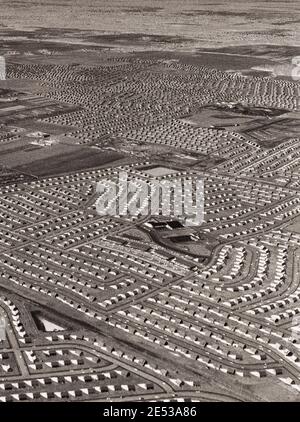 Arial view of the New York sobborgo di Levittown, 13 aprile 1949 nuovo concetto di sogno di alloggi americani - grande, completo, a basso costo; con centro commerciale Foto Stock