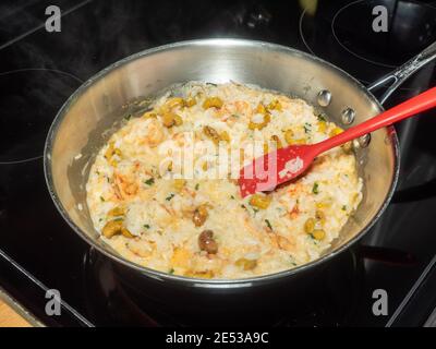 I gamberi dolci e croccanti sono fritti in padella con il cashew croccante e dolce è piatto di pesce stupefacente e super veloce e semplice da preparare. Foto Stock