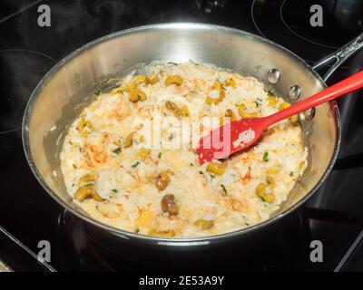 I gamberi dolci e croccanti sono fritti in padella con il cashew croccante e dolce è piatto di pesce stupefacente e super veloce e semplice da preparare. Foto Stock