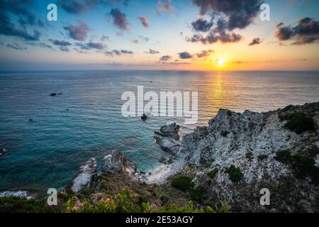 Bellissimo tramonto visto dal punto di vista di Capo Vaticano durante l'estate, Calabria, Italia Foto Stock