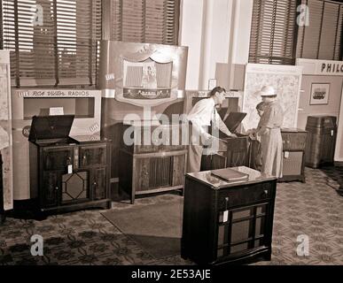 Acquisto di una radio nel grande magazzino Crowley-Milner, 1941 Foto Stock