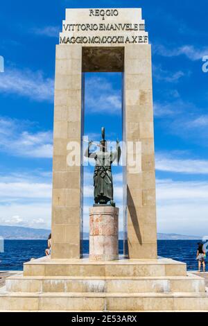 La statua della dea Atena fa parte del monumento a Vittorio Emanuele III all'Arena dello stretto, Reggio Calabria Foto Stock