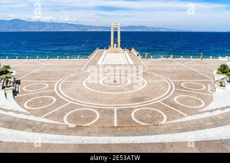 L'Arena dello stretto di Reggio Calabria, di fronte allo stretto di Messina, è il punto di riferimento più famoso della città, l'Italia Foto Stock