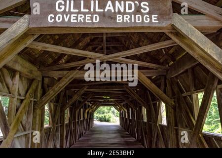 Gadsden, Alabama, USA - 20 maggio 2017: Una vista della struttura di supporto del ponte coperto di Gilliland al Noccalula Falls state Park. Foto Stock