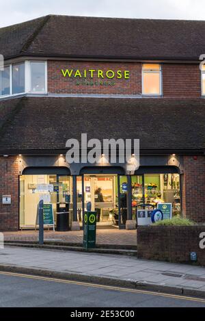 Vista esterna e ingresso principale al supermercato Waitrose di Green Lane, Northwood, Middlesex, Inghilterra, Regno Unito Foto Stock