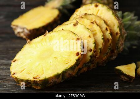 Ananas a taglio maturo su fondo di legno, primo piano Foto Stock