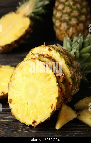 Ananas a taglio maturo su fondo di legno, primo piano Foto Stock