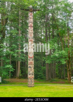 Totem pali (sono sculture monumentali, un tipo di arte della costa nord-occidentale, che consiste di pali, pali o colonne, scolpiti con simboli o figure. Sono u Foto Stock