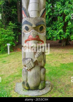 Totem pali (sono sculture monumentali, un tipo di arte della costa nord-occidentale, che consiste di pali, pali o colonne, scolpiti con simboli o figure. Sono u Foto Stock