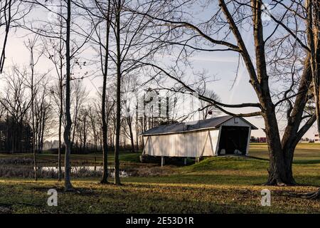 Rushville, Ohio/USA-5 gennaio 2019: Storico R.F. Baker Covered Bridge fu originariamente costruito nel 1871 su Little Rush Creek a Winegardner Mill. Lo è Foto Stock