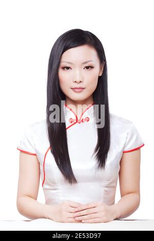 Indossare cheongsam orientale giovane donna closeup foto di alta qualità Foto Stock
