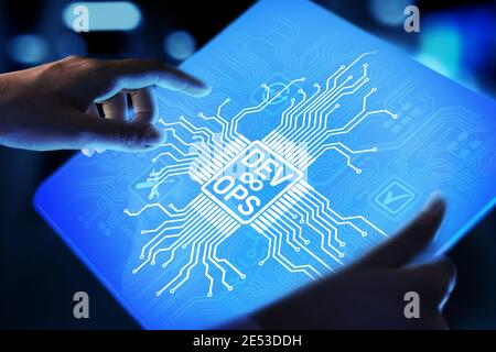 Sviluppo Agile e concetto di ottimizzazione DevOps su schermo virtuale Foto Stock