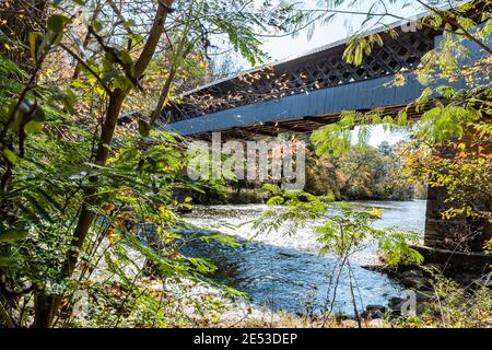 Cleveland, Alabama/USA-10 novembre 2018: Lo storico Swann Covered Bridge che attraversa la panoramica gola della Locust Fork. Il ponte fu originariamente costruito io Foto Stock