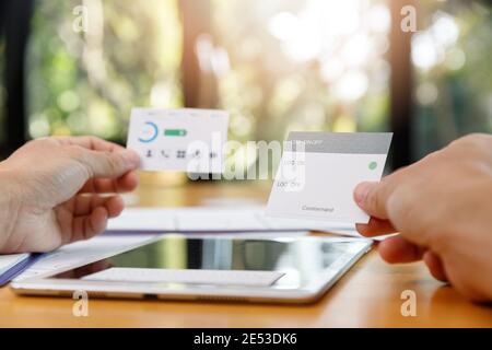 Graphic designer lavorano insieme con UX designer di interfaccia utente di applicazione di pianificazione del layout del modello di quadro per telefono cellulare mobile computer Foto Stock