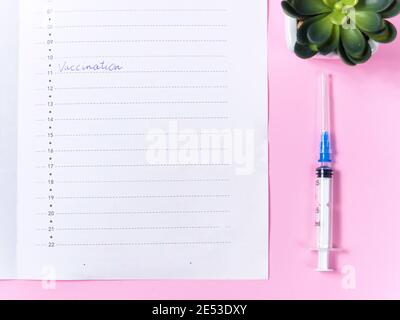 Primo piano visualizza la foto della vaccinazione di parole scritta ogni giorno pianificatore Foto Stock