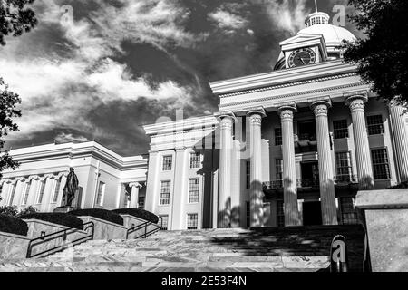 Montgomery, Alabama, Stati Uniti d'America - 28 gennaio 2017: Una vista dell'edificio del Campidoglio dell'Alabama dal fondo dei gradini. Foto Stock