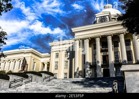 Montgomery, Alabama, Stati Uniti d'America - 28 gennaio 2017: Una vista dell'edificio del Campidoglio dell'Alabama dal fondo dei gradini. Foto Stock