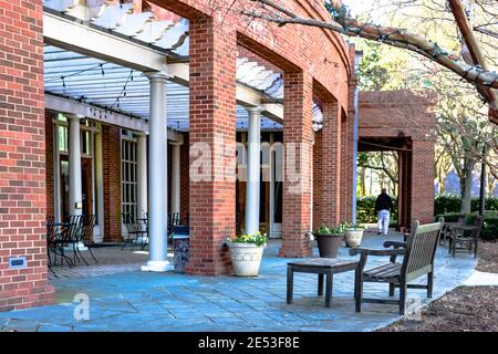 Montgomery, Alabama, USA - 28 gennaio 2017: Posti a sedere all'aperto nel patio per un caffè all'Alabama Shakespeare Festival. Foto Stock