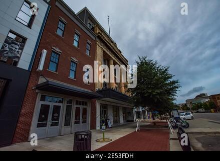 Montgomery, Alabama/USA - 27 giugno 2020: Edifici più vecchi sulla storica Dexter Avenue con spettacolari nuvole nel cielo. Foto Stock