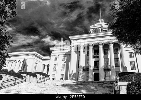 Montgomery, Alabama, Stati Uniti d'America - 28 gennaio 2017: Guardando in su all'edificio del Campidoglio dell'Alabama dal fondo dei gradini. Foto Stock