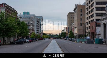 Montgomery, Alabama/USA -27 giugno 2020: Vista nel centro di Commerce Street guardando indietro verso il fiume a Montgomery. Foto Stock