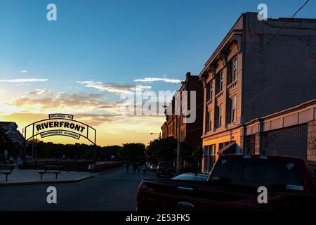 Montgomery, Alabama/USA-27 giugno 2018: Vista al tramonto delle persone che si mescolano su Commerce Street vicino al lungofiume nel quartiere dei divertimenti di Montgomery. Foto Stock