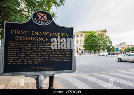 Montgomery, Alabama/USA -27 giugno 2020: Marcatore storico che onora la prima osservanza di emancipazione nel 1866 a Montgomery. Foto Stock