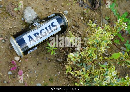 POZNAN, POLONIA - 09 luglio 2017: La birra argus polacca vuota può stendere sul bou Foto Stock