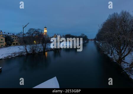 Chiesa di San Mang a Ratisbona sul danubio in inverno con neve fresca vista dal famoso ponte di pietra Foto Stock