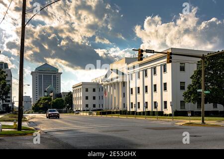 Montgomery, Alabama, Stati Uniti d'America - 18 marzo 2017: Una vista lungo Monroe Street con l'Alabama Department of Labor Building e RSA Tower sullo sfondo. Foto Stock