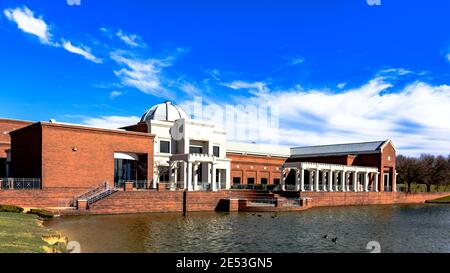 Montgomery, Alabama, USA - 28 gennaio 2017: Vista del Montgomery Museum of fine Arts e stagno riflettente nel Blount Cultural Park. Foto Stock