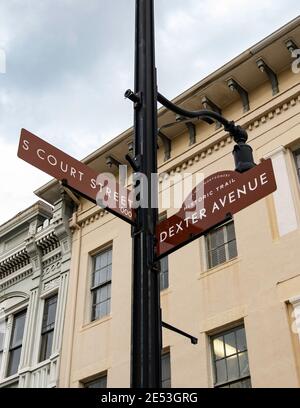 Montgomery, Alabama/USA -27 giugno 2020: Indicazioni stradali per Court Street e Dexter Avenue nel centro storico di Montgomery. Foto Stock