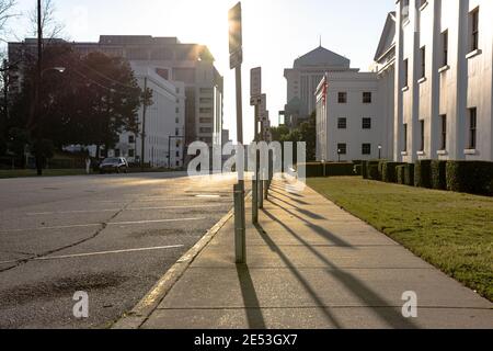 Montgomery, Alabama, Stati Uniti d'America - 18 marzo 2017: Una vista lungo Monroe Street di fronte al Dipartimento del lavoro dell'Alabama. Foto Stock