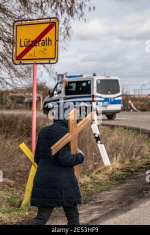 Demolizione del villaggio di Lützerath vicino Erkelenz, da parte della società di energia RWE, il villaggio è quello di far posto alla miniera di lignite a cielo aperto Garzweiler Foto Stock