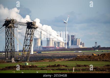 Garzweiler II, miniera di lignite, scavatore di ruote a secchio dragaggio, al bordo della miniera di opencast vicino al villaggio di Lützerath, eolico fattoria, Neura Foto Stock