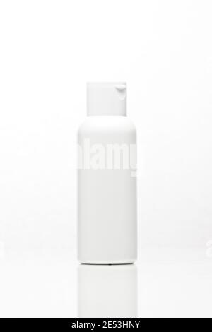 primo piano di una bottiglia bianca senza marchio su sfondo bianco. mock up cosmetico. concetto di mockup identità branding. Foto Stock