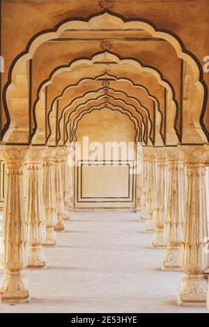 Colonne e archi in Amber Fort, India Foto Stock